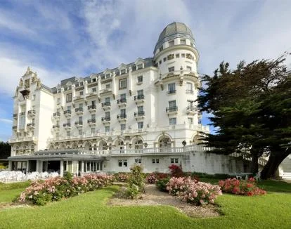 Foto del impresionante edificio de estilo palaciego del hotel.