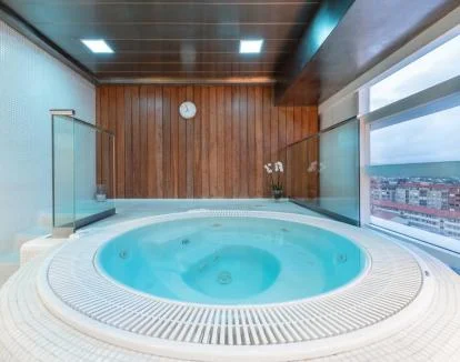 Foto del jacuzzi del centro de bienestar.