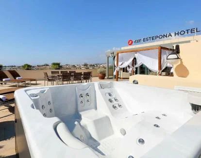 Foto de la Suite con terraza y jacuzzi privado al aire libre.