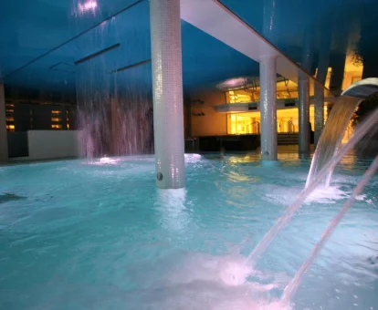 Piscina interior con sistema de hidromasaje ubicada en el spa del Hotel Felisa en Queveda