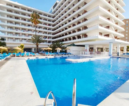 Piscina exterior del alojamiento con spa Gran Cervantes en Torremolinos