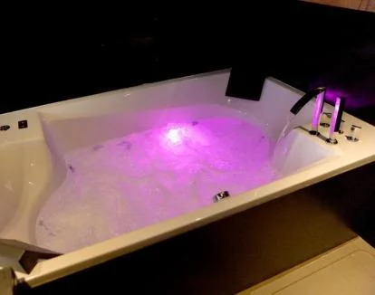 Foto de la acogedora Suite con jacuzzi privado y minibar.