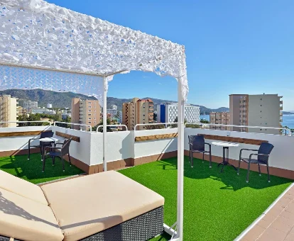 Terraza de los apartamentos exclusivos para adultos Lunamar en Palmanova