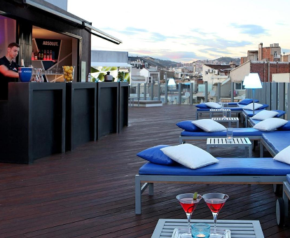 Terraza con bar al aire libre del hotel Axel Barcelona & Urban Spa- Adults Only en Barcelona