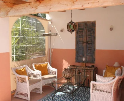 Zona de descanso exterior de la casa para adultos B&B en Las Encebras