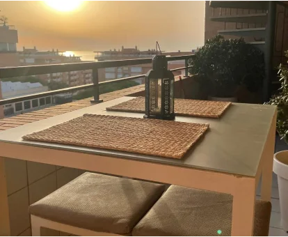 Balcón con comedor exterior del apartamento Beach Patacona en Valencia