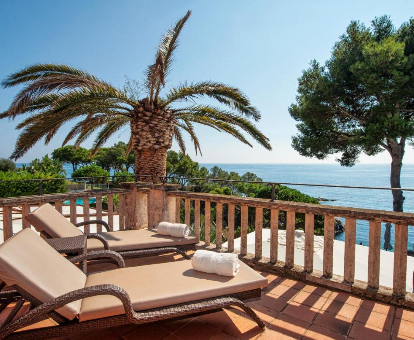 Terraza exterior con vista a la playa del Hotel para adultos Cala del Pi en Platja d'Aro