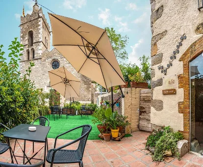 Patio amueblado de la casa rural para adultos Can Bayre en Fortiá