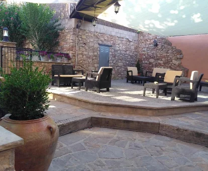 Terraza del hostal para adultos Can Misse en Collbató