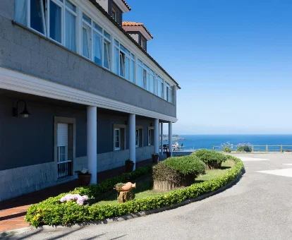 Foto del hotel junto al mar, llamado 