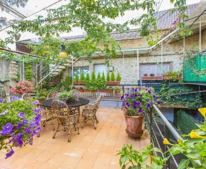 Terraza del hotel para adultos El Cau del Papibou en Peratallada 