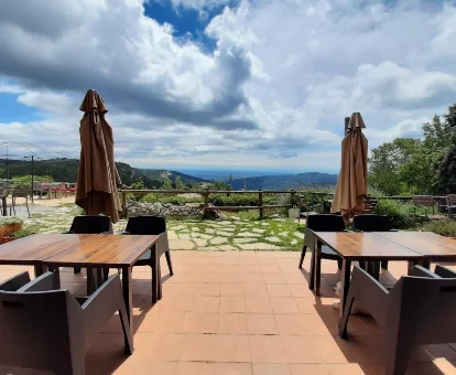 Terraza del Hotel Rural para adultos Cor De Prades en Mont-ral