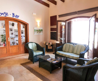Sala de estar de los Apartamentos para adultos El Bergantin Menorca Club en Fornells