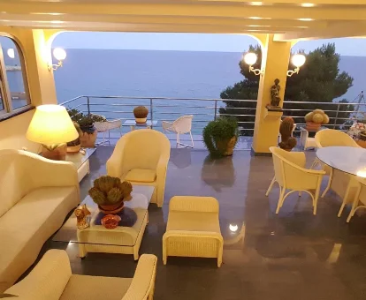 Zona de descanso de las villas para adultos La Estrella del Mediterráneo en Roda de Bará