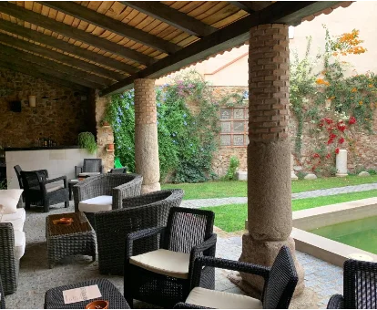 Zona de descanso del jardin ubicado en el Hostal para adultos Aquaforum en Merida