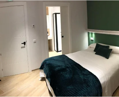 Habitación ubicada en el Hostal para adulto León en Torreorgaz
