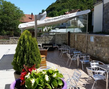 Terraza del hostal para adultos Otsoa