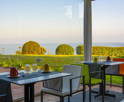 Restaurante con vista al mar perteneciente al hotel para adultos Arbe, Mutriku