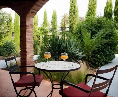 Terraza y jardín del hotel para adultos Aatu en Peratallada