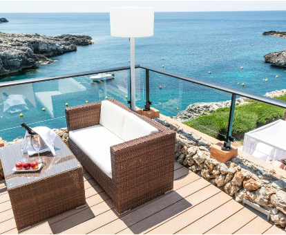 Terraza amueblada del hotel para adultos Menorca Binibeca en Binibeca