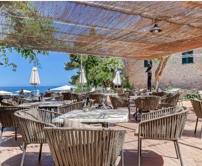 Terraza amueblada del Hotel para adultos Hoposa Costa D'or en Deia
