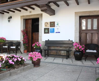 Porche del hotel para adultos La Casona de Benito en Rellayo