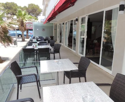Terraza del hotel para adultos Playa Grande en Playa de Palma