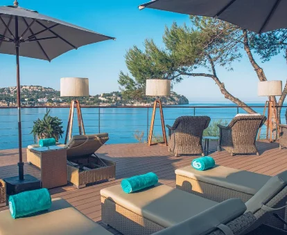 Zona de relajación al aire libre del Iberostar Jardín del Sol en Santa Ponsa