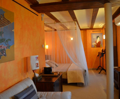 Habitacion matrimonial con sala de estar del hotel La Beltraneja en Buitrago del Lozoya