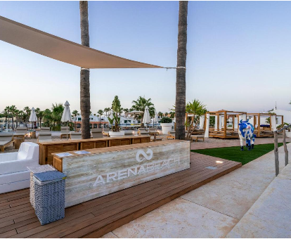 Zona de descanso al aire libre del hotel Lago Resort Menorca en Cala'n Bosch