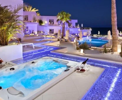Zona de relajación exterior del hotel para adultos Lani's Suites en Puerto del carmen