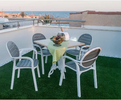 Terraza de las habitaciones de los apartamentos para adultos Maria Guerrero en Cabo de Palos