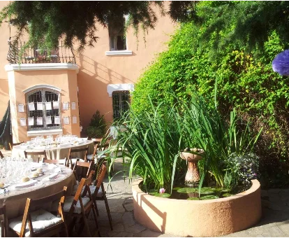 Terraza con zona de comedor del hotel para adultos Mas Figueres, Marçà