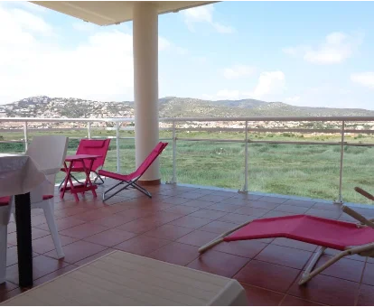 Terraza del apartamentos para dultos Neptuno Playa en Peñíscola