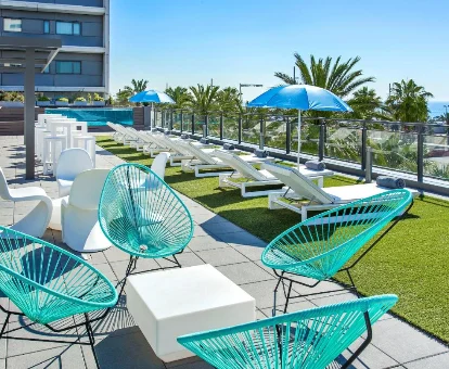 Terraza exterior del hospedaje para adultos Occidental Atenea Mar en Barcelona