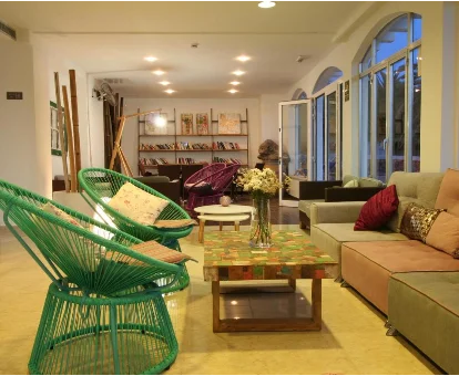 Zona de descanso del hotel para adultos Playa Santandria en Cala Santandria