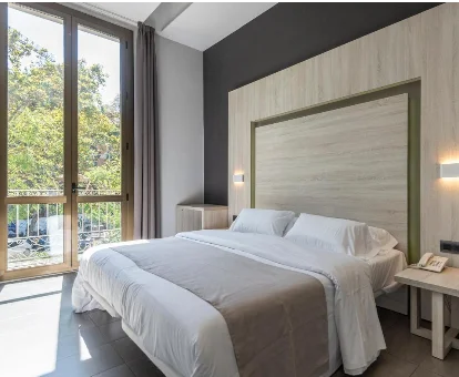 Habitación con balcón del hostal Plaza Goya Rooms en Barcelona