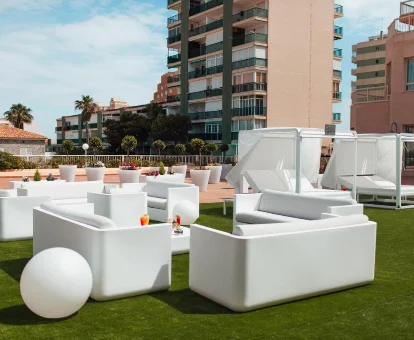 Terraza del hotel para adultos Poseidon La Manga Hotel & Spa en La Manga del Mar Menor