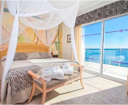 Habitación con terraza del hotel para adultos Servigroup Montíboli en Villajoyosa