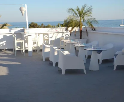 Terraza del hotel para adultos Solvi en Vilanova i la Geltrú