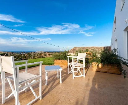 Terraza del hostal para adultos Agroturismo Son Vives Menorca en Ferreries