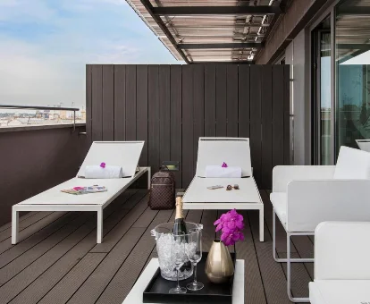 Terraza del hotel para adultos The Mirror Barcelona, Barcelona