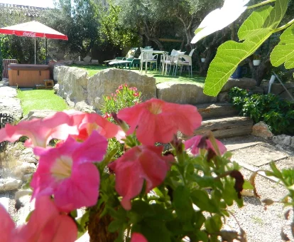 Jardín del alojamiento para adultos Turó de la Torre en Manresa
