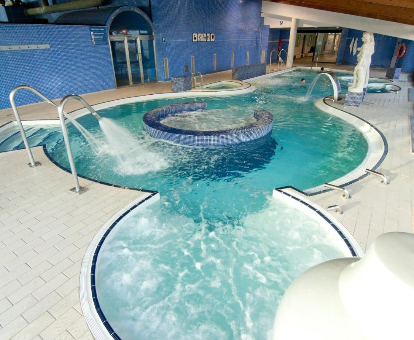 Piscina con duchas y chorros de hidromasaje del spa ubicado en el Hotel Estival Park en La Pineda