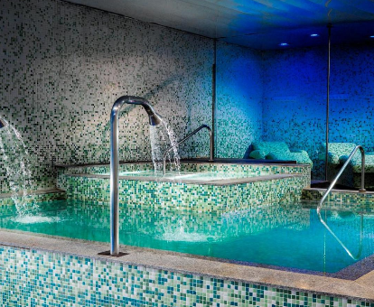 Bañera con chorros de agua e hidromasaje del spa ubicado en el Hotel H10 Marina en Barcelona