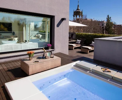 Piscina con hidromasaje ubicado en el spa del Hotel ABaC en barcelona