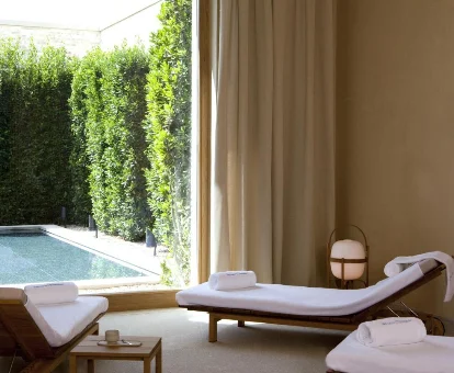Piscina al aire libre con zona de spa del hotel Abadia Retuerta LeDomaine en Sardoncillo