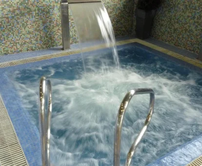 Bañera de hidromasaje del spa localizado en el grandioso hotel Abba Comillas en Comillas