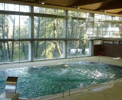 Piscina de hidromasaje perteneciente al spa de la Casa Rural Acebuche en Casas del Monte