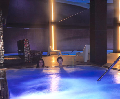 Jacuzzi climatizado del spa ubicado en el Hotel Acevi Val d'Aran en Vielha 